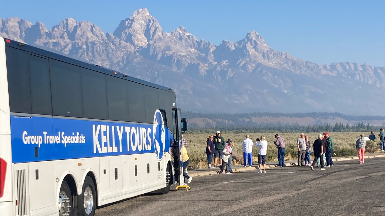 kelly tours charter bus and group of travelers visiting grand teton national park